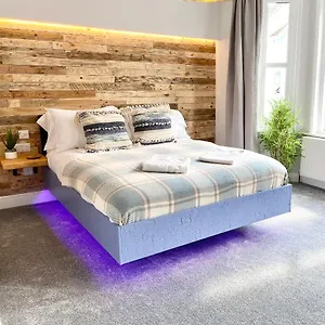  Guest house Coastline Retreats - Cloud9: Seafront Ensuite With Netflix